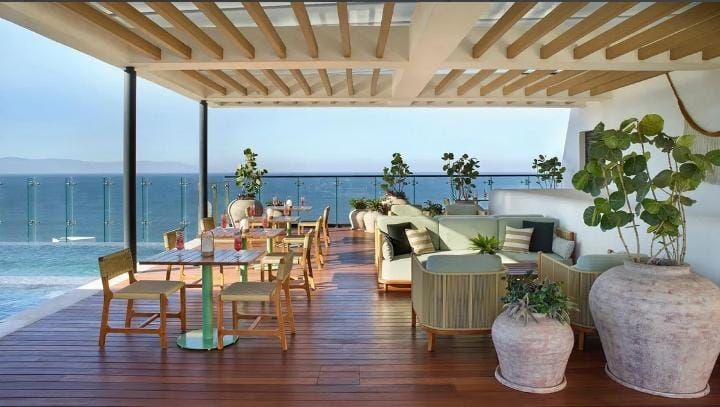 Terraza del hotel con comedor y vista al mar