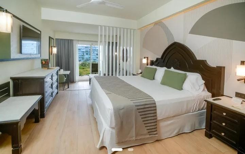 Suite del Riu Palace Pacifico con cama y balcón