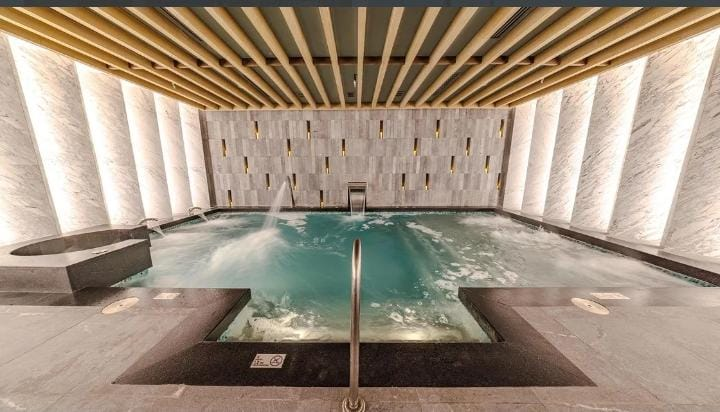 Piscina de hidroterapia en el spa del hotel