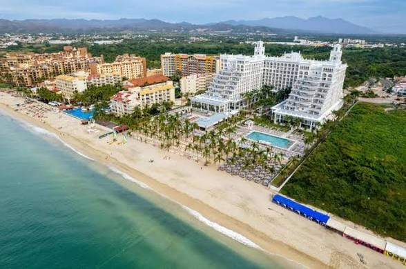 Vista aérea de la playa y el hotel