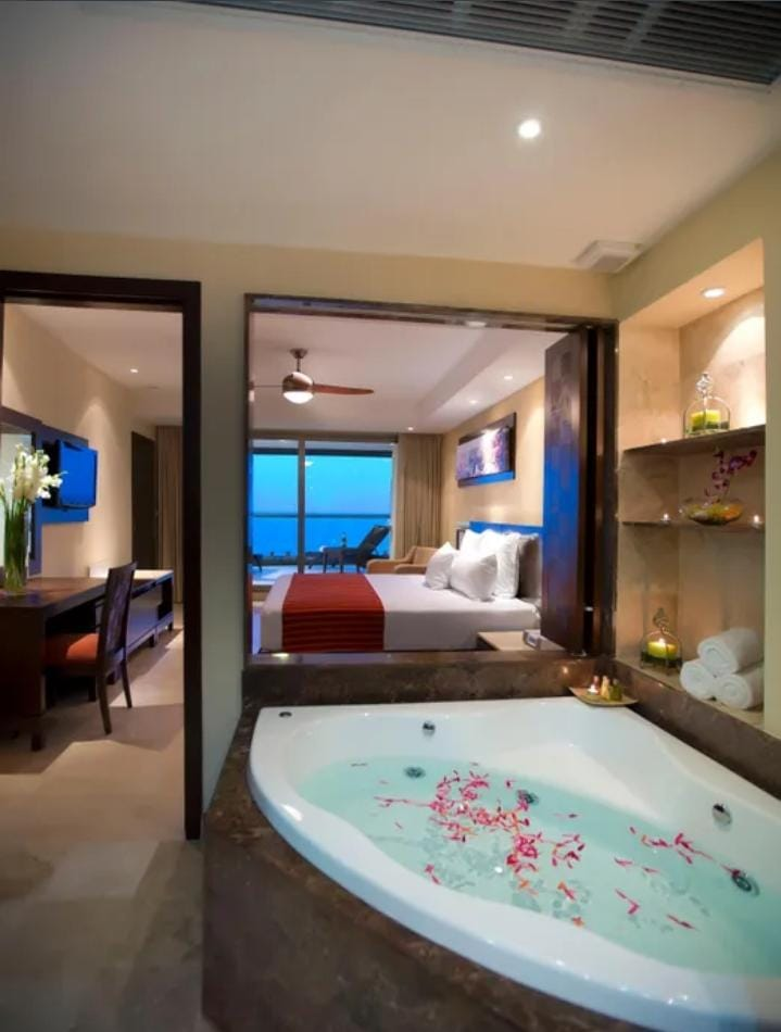 Habitación con tina de hidromasaje