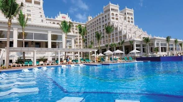 Piscina exterior frente al hotel