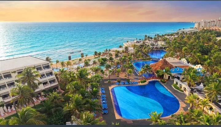 Vista aérea de las albercas y jardines del resort