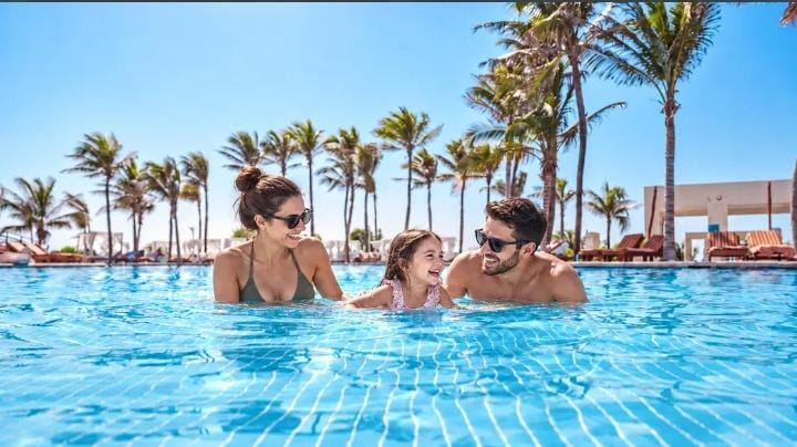 Huéspedes disfrutando de la alberca del resort