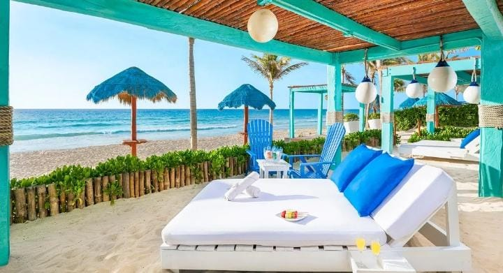 Zona lounge frente a la playa