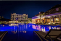 Piscina iluminada del hotel por la noche
