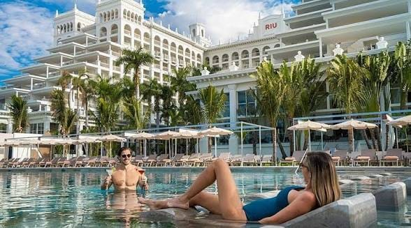 Zona de piscina del hotel
