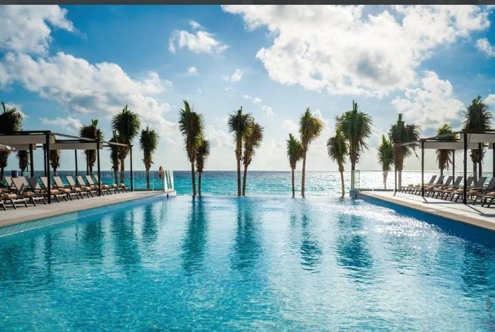 Piscina frente al mar en Riu Palace Kukulkan