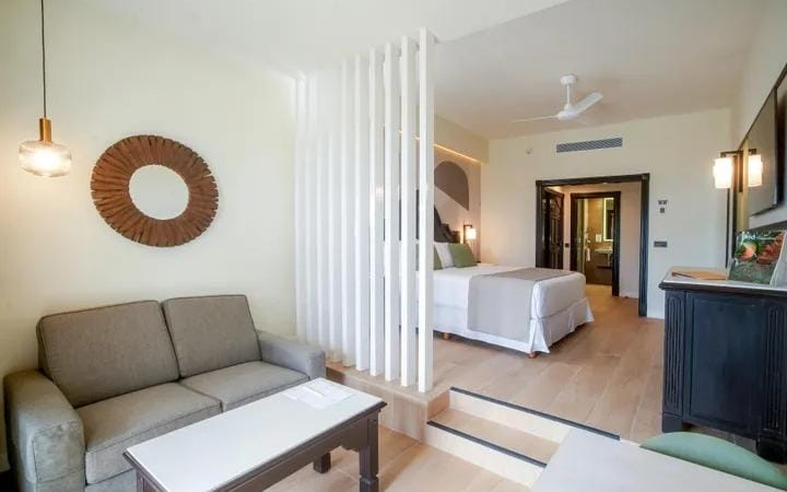 Sala y dormitorio de la suite