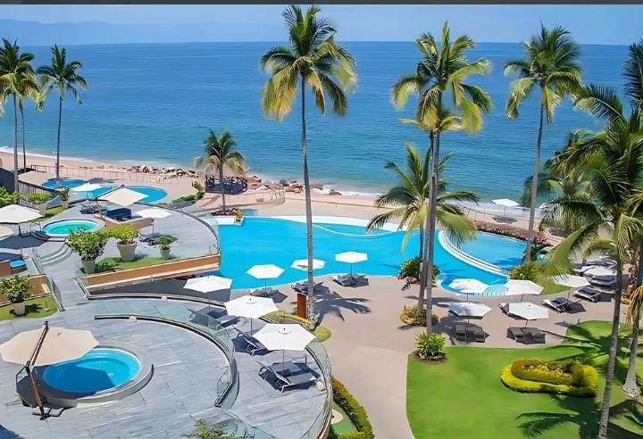 Piscinas y áreas exteriores del hotel junto al mar