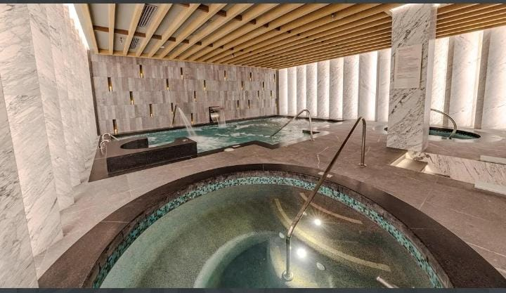 Área interior de spa con tina de hidromasaje