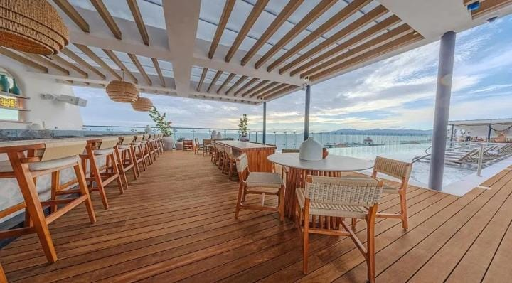 Restaurante y terraza exterior con vista al mar