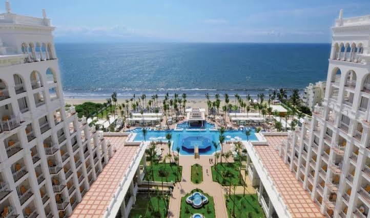 Vista de la piscina y la playa