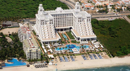 Vista aérea del Riu Palace Pacifico junto a la playa