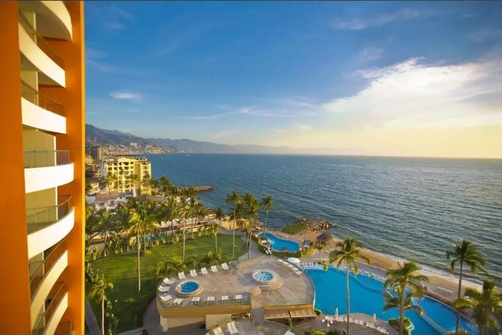 Vista del hotel, piscinas y costa de Riviera Nayarit
