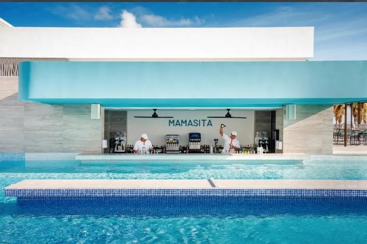 Bar acuático Mamasita junto a la piscina
