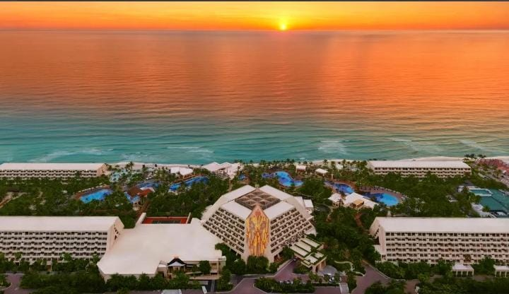 Vista del resort junto al mar al atardecer